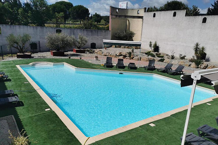 Belle piscine de l'hôtel Le Floréal 2 étoiles Carcassonne